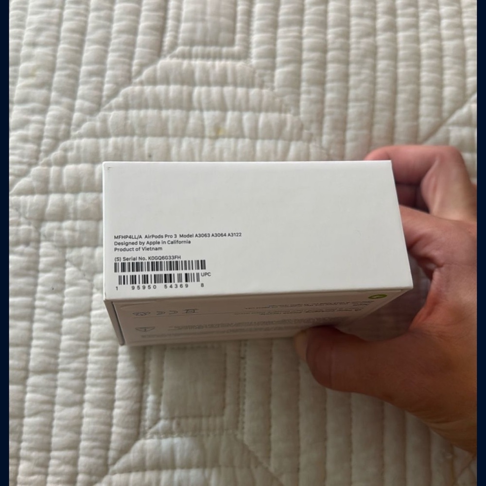 Apple AirPods Pro 3 with Charging Case - Picture 4 of 4